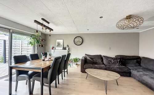 Maison avec jardin et entrepôt aménageable à St-Nicolas Maison avec jardin et entrepôt aménageable à St-Nicolas