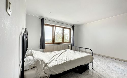 Maison avec jardin et entrepôt aménageable à St-Nicolas Maison avec jardin et entrepôt aménageable à St-Nicolas