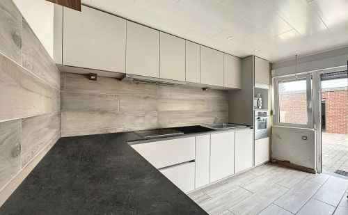 Maison avec jardin et entrepôt aménageable à St-Nicolas Maison avec jardin et entrepôt aménageable à St-Nicolas