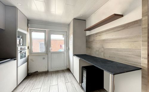 Maison avec jardin et entrepôt aménageable à St-Nicolas Maison avec jardin et entrepôt aménageable à St-Nicolas