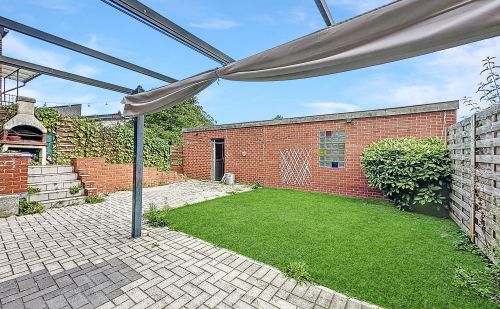 Maison avec jardin et entrepôt aménageable à St-Nicolas Maison avec jardin et entrepôt aménageable à St-Nicolas