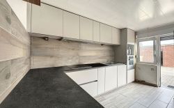 Maison avec jardin et entrepôt aménageable à St-Nicolas Maison avec jardin et entrepôt aménageable à St-Nicolas