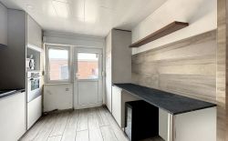Maison avec jardin et entrepôt aménageable à St-Nicolas Maison avec jardin et entrepôt aménageable à St-Nicolas