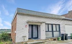 Maison avec jardin et entrepôt aménageable à St-Nicolas Maison avec jardin et entrepôt aménageable à St-Nicolas