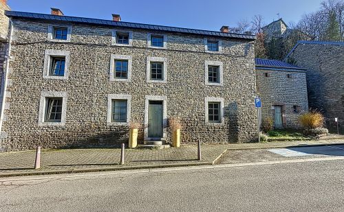 Maison en pierres du pays à vendre à Poulseur