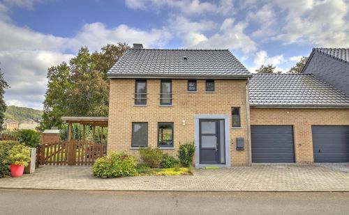 Belle maison 4 chambres avec garage, carport et jardin